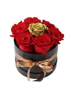 Коробка из 7 вечных роз - 6 красных и одна золотая - Майорка флорист