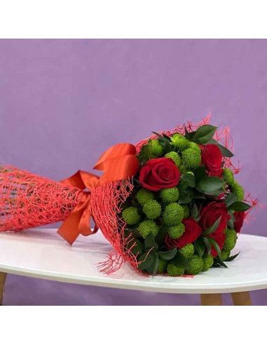 Букет из 7 красных роз и зелёных пуговок | Майорка