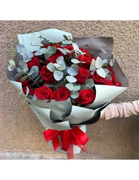 Ramo de rosas rojas y eucalipto | Floristería Mallorca
