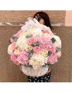 Romantic Floral Basket with Hydrangeas and Roses – Flower Delivery in Mallorca
