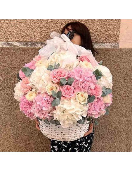Romantic Floral Basket with Hydrangeas and Roses – Flower Delivery in Mallorca