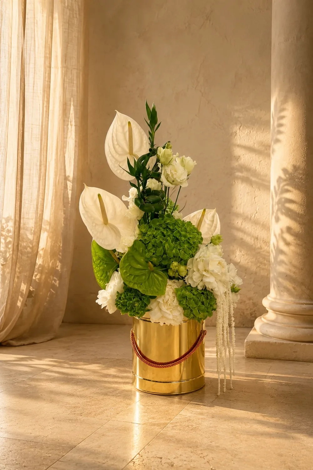 Composición floral editorial de Caterina Flowers en caja dorada