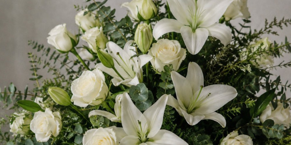 Funeral wreath, funeral arrangement and condolence bouquet: differences and how to choose